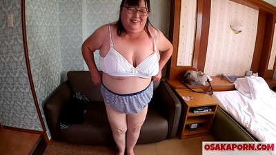 ម្ដាយជនជាតិជប៉ុនធាត់បង្ហាញក្បាលសុដន់ដ៏ធំរបស់នាង ហើយរីករាយនឹងឧបករណ៍សិច។ ម្តាយជនជាតិអាស៊ីអាយុ 51 ឆ្នាំនិយាយអំពីបទពិសោធន៍ផ្លូវភេទរបស់នាង។ Yukiko 1 OSAKAPORN fatty milf